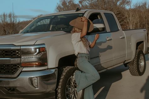 Photoshoot With Truck Photo Ideas, Pictures To Take With Your Truck, Country Girl Photoshoots Truck, Girlfriend Truck Pictures, Truck Girl Aesthetic, Truck Photoshoot Ideas Women, Truck Model Photoshoot, Aesthetic Trucks, Truck Pictures Ideas