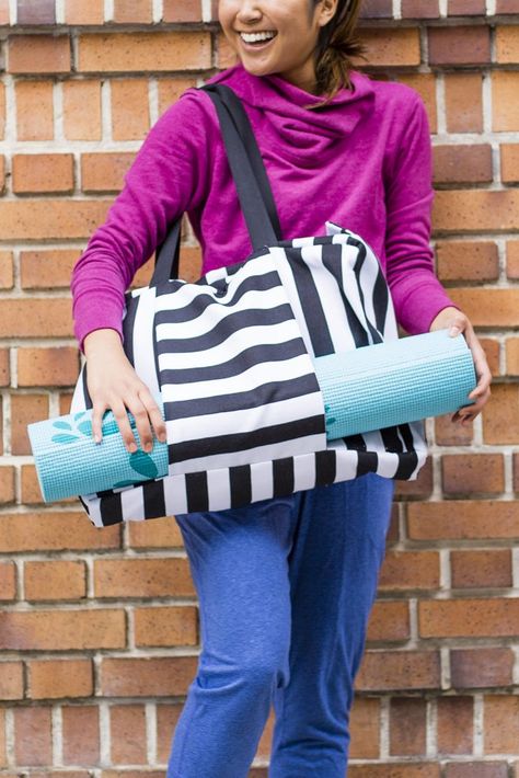 This DIY Gym Bag Will Give Your Workout a Serious Upgrade Diy Gym Bag, Gym Bag Diy, Reusable Bags Design, Cute Gym Bag, Diy Yoga, Zipper Face, Yoga Mat Carrier, Diy Gym, Sewing Purses