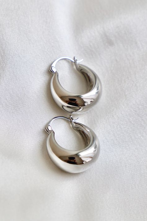 Thick Earrings Hoop, Silver Hooped Earrings, Chunky Silver Earrings Hoop, Silver Jewelry Styling, Thick Silver Jewelry, Silver Earrings Design, Matte Silver Jewelry, Jewellery Silver Earrings, Silver Simple Earrings