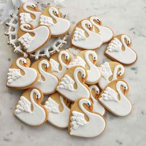 Swan Wedding Favours biscuit for Russel Brand. Eat My Cake London Swan Wedding Theme, Swan Lake Wedding Theme, Swan Theme Wedding Decoration, Swan Princess Wedding, Swan Party Favors, Swan Cookies, Disney Wedding Favors, Swan Lake Wedding, Wedding Biscuit