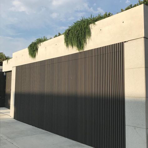 Rooftop gardens or a green roof can turn an ugly, sterile space into something truly special. As space gets tighter in our cities and inner suburbs, landscapers are looking outside the backyard box for places to plant Garage Roof Garden, Garage Rooftop Garden, Rooftop Planter Boxes, Patio Mexicano, Sydney Landscape, Rooftop Planters, Concrete Planter Boxes, Roof Plants, Beach House Landscaping