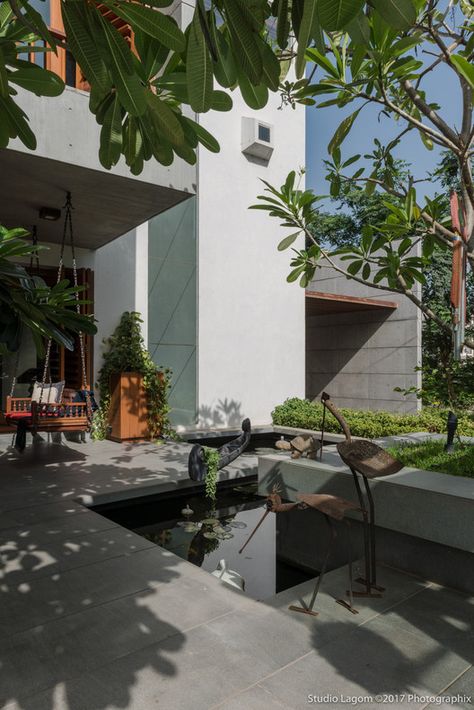 Skewed House, Studio Lagom, Foyer Designs, Residence Landscape, Tropical Modernism, Indian House Design, Small Garden Landscape, Brick Architecture, House Studio