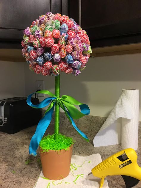 30 minute Spring craft: Lollipop Flower / Dum-Dum Topiary Tree Lolipop Tree, Sucker Tree, Sucker Bouquet, Lollipop Flower, Lollipop Centerpiece, Candy Topiary, Lollipop Bouquet, Candy Trees, Lollipop Tree