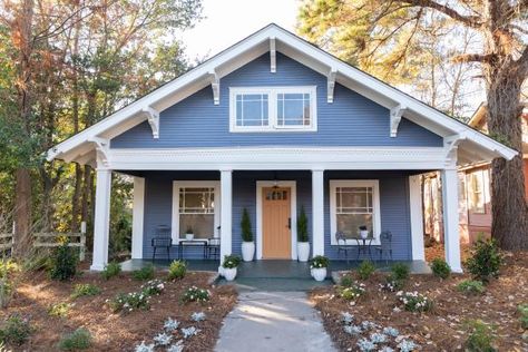 Craftsman Bungalow Exterior, Home Town Hgtv, Ben Napier, 1920s Bungalow, Erin Napier, Craftsman Cottage, Bungalow Exterior, Craftsman Bungalows, Front Porches