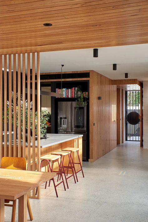 Kew Courtyard House Room Architecture, Ideas Terraza, Midcentury Home, Narrow House, Mid Century Architecture, Mid Century Modern Kitchen, Mid Century Modern Interiors, Mid Century Kitchen, Courtyard House