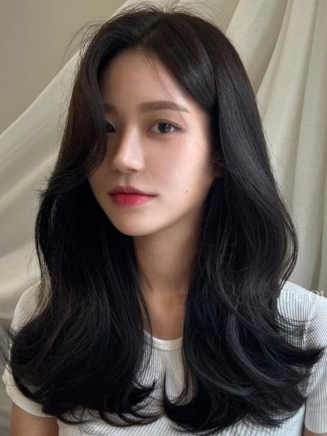 Medium Length Loose Waves Korean Wavy Hair Medium, Soft Curls For Medium Hair, Korean Curls, Korean Side Bangs, Soft Waves Hair, Curls For Medium Length Hair, Dream Hairstyles, Hair Inspired, Korean Short Hair