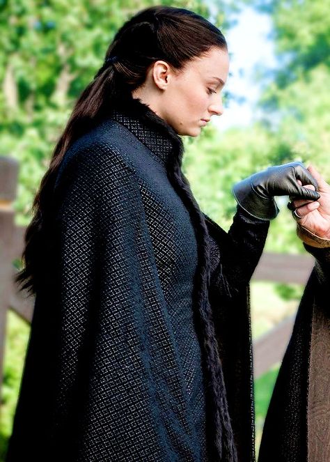 Sansa Stark Black Hair, Costuming Aesthetic, Sansa Cosplay, Peter Baelish, Black Mantle, Game Of Thrones Sansa, Got Costumes, Game Of Thrones Costumes, Cersei Lannister