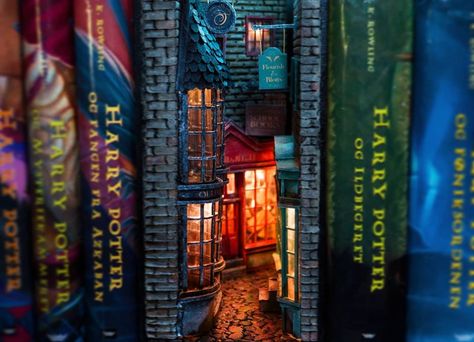 Diagon Alley Book Nook, Harry Potter Book Nook, Hogsmeade Village, Harry Potter Miniatures, Shelf Insert, Hp Book, Casa Retro, Harry Potter Book, Harry Potter Scene