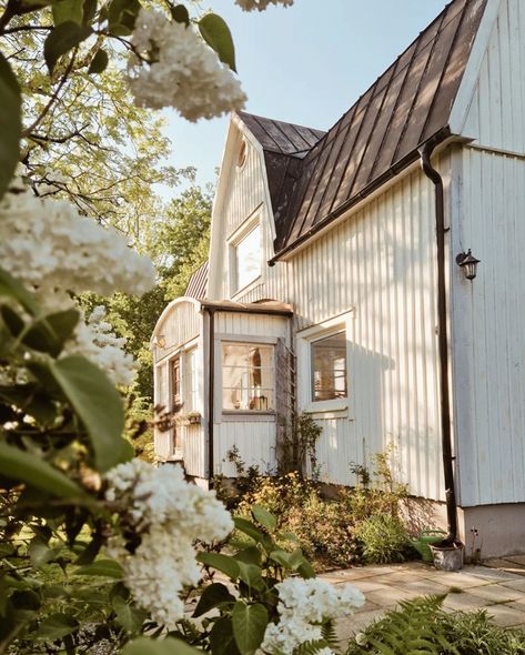 my scandinavian home: Step Inside Höda’s Creative Swedish Farmhouse Swedish Homes, Norwegian House, Swedish Farmhouse, My Scandinavian Home, Scandinavian Farmhouse, Swedish Apartment, Swedish Cottage, Scandi Home, Swedish House