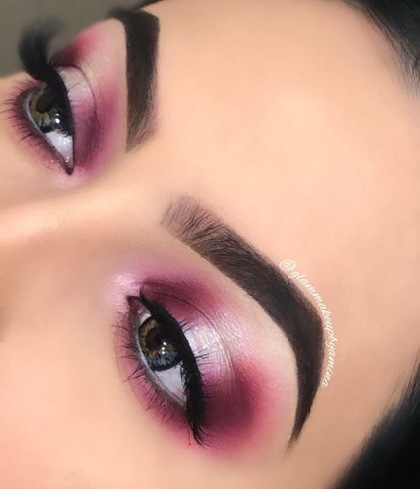 𝗔𝓶ỉ𝛈ą on Instagram: “💖Spotlight💖 I’m back 😉 Created this look with @hudabeauty #hudabeautyrosegoldremastered 🌺 Halo eyes are one of my favorite 😍 . . . . . . .…” Colorful Halo Eye Makeup, 2016 Glam Makeup, Hallo Eye Makeup, Halo Makeup Looks, Halo Eye Makeup Look, Colorful Bridal Makeup, Pink Halo Eye Makeup, Dramatic Pink Eye Makeup, Halo Makeup Eye