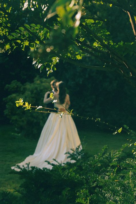 Secret Garden Wedding Photoshoot, Dreamy Wedding Photoshoot, Fairytale Wedding Pictures, Fairy Wedding Photos, Private Wedding Photos, Wedding Photography Forest, Wedding Photos In A Field, Cottagecore Wedding Photos, Whimsical Wedding Pictures