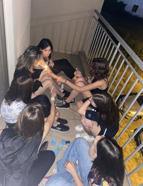 Breaking Rules Aesthetic, Getting High With Friends, Woods Party Aesthetic, Alt Friends Aesthetic, 10 People Group Photo, Teenage Girl Core, Getting High Aesthetic, Girls Hanging Out, 5 Friends Aesthetic