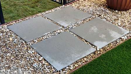 Concrete Step Stones Walkway, How To Create A Walkway Stepping Stones, How To Put Stepping Stones Down, Concrete Stepping Stones Ideas, Stepping Stones With Pebbles, Laying Stone Pavers, Rock And Stepping Stone Path, Stepping Stone Walkway Ideas, Pave Stone Walkway