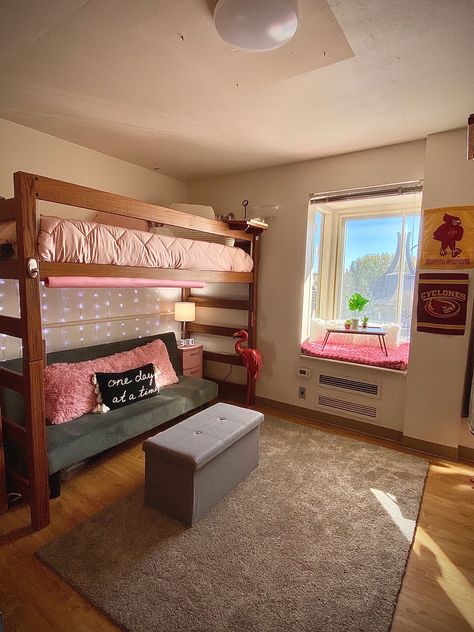 Suite Dorm Room Ideas, Single Dorm Room Ideas, Dorms Ideas, Single Dorm Room, Lofted Dorm Beds, Dorm Layout, Pretty Dorm Room, Dorm Room Layouts, College Dorm Room Inspiration