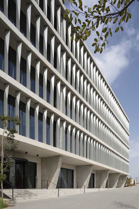 The enclosed campus paradigm of Tel Aviv University is challenged for the first time in 34 years (second only to the Tel Aviv university art gallery opened in 1988) as a new building re-connects the city and the campus. The building, designed by PEZ in collaboration with Zarhy Architects, houses both R&D Center for a worldwide leading semiconductor company together with the Tel Aviv University Engineering Faculty, creating a unique meeting point for academia and industry. University Facade Design, University Exterior Design, University Building Architecture, Faculty Of Engineering, University Teaching, University Architecture, Building Front, New Building, Drifting Cars