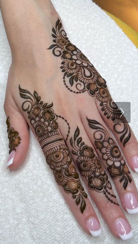 Henna Station, Henna Design Hand, Henna Finger Designs, Henna Design Simple, Eid Mehendi, Finger Designs, Henna Flowers, Henna Hand Designs, Henna Styles