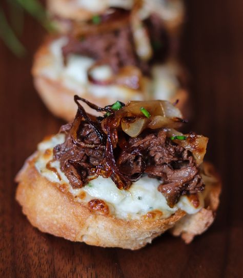 Braised Beef Crostini with Blue Cheese Butter and Caramelized Onions Brisket Crostini, Sourdough Crostini, Fancy Dinner Party Ideas, Blue Cheese Crostini, Hygge Dinner, Beef Crostini, Red Wine Braised Beef, Xmas Party Food, Wine Braised Beef