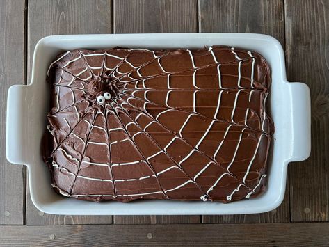 Halloween Tray Bake Cakes, Halloween Cake Spider Web, Sheet Cake Halloween Designs, Marshmallow Web Cake, Spider Web Cake Design, Halloween Sheet Cake Ideas Easy, Spider Cake Birthday, Halloween Sheet Cakes, Fall Sheet Cakes Decorated