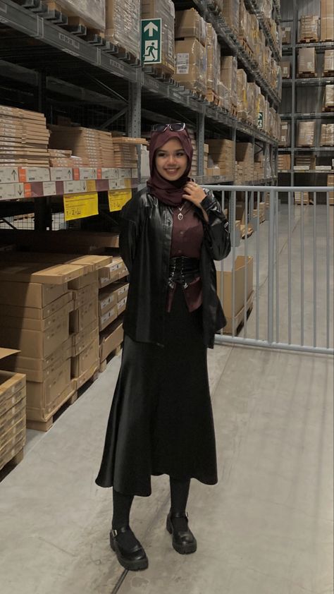 Dark Feminine Aesthetic Hijabi, E Girl Hijab Outfits, Dark Feminine Outfits Hijab, Mafia Style Women Hijab, Maroon And Black Outfit, Grunge Rock Outfits, Goth Hijabi, Lady Biker Outfits, Mamba Girl