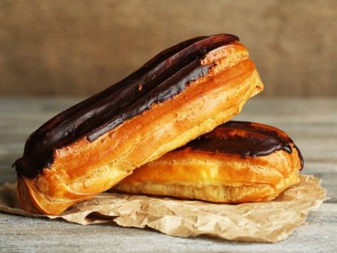 Pain Au Chocolat, Thermomix, Essen, Long John Donut, Chocolate Eclair Recipe, Eclair Recipe, Baked Breads, Chocolate Eclair, Copykat Recipes