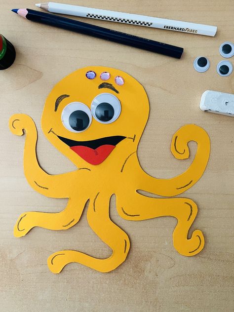 Octopus Crafts, Deco Marine, Summer Art Projects, Classroom Charts, Cute Octopus, Under The Sea Theme, Class Decoration, Sea Theme, Punch Art