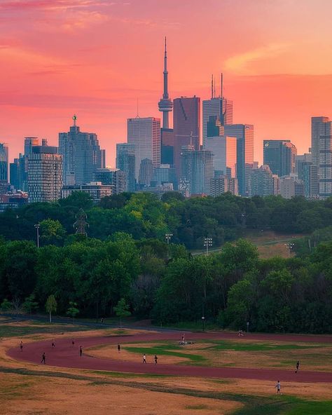 blogTO on Instagram: “Riverdale Park is one of the greatest spots to check out the sunset in Toronto 😍 #Toronto #RiverdalePark #Summer #Sunset #summerTO…” Riverdale Park Toronto, Canada Toronto City, Toronto Sunset, Riverdale Park, City Pop, Toronto City, Canada Toronto, Summer Sunset, Short Pixie