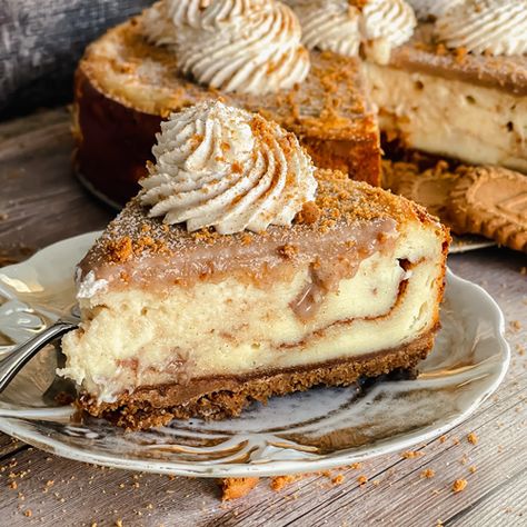 Brownie Aesthetics, Cinnamon Swirl Cheesecake, Biscoff Crust, Newyork Cheesecake, Fun Cheesecake Recipes, Perfect Whipped Cream, Churro Cheesecake, Desserts Vegan, Cinnamon Chips