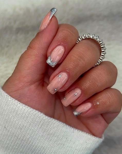 45+ Amazing Silver Nails You Must Try This Season! - Prada & Pearls Silver Nails Aesthetic, Silver Nails Almond, Silver Nails Designs, Nail Designs Silver, Silver Nails Short, Nail Ideas Silver, Silver Nails Ideas, Nails Silver Chrome, Chrime Nails