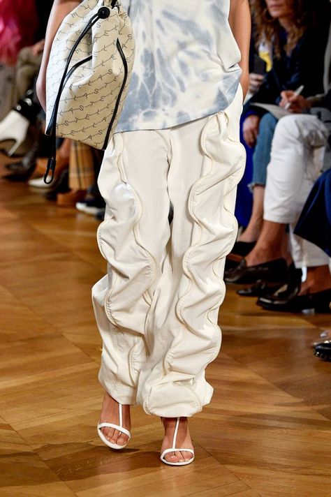 Tibi S/S 19 Runway Naked Shoes, Shoe Trend, Kid Fashion, Fashion Sketchbook, Trending Sandals, Pant Suit, Pants Design, Fashion Line, Looks Style