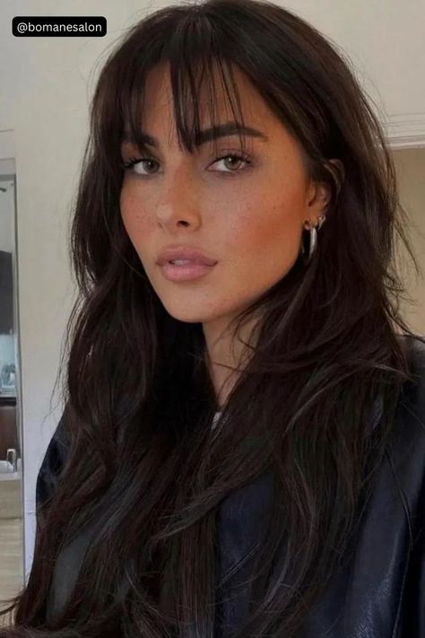 Classic wispy bangs – an effortlessly charming choice featuring soft and wispy bangs that never go out of style. Brown Hair Inspo, Bangs With Medium Hair, Wispy Bangs, Haircuts Straight Hair, Long Hair With Bangs, Penteado Cabelo Curto, Hair With Bangs, Haircuts For Long Hair, Hair Inspiration Color