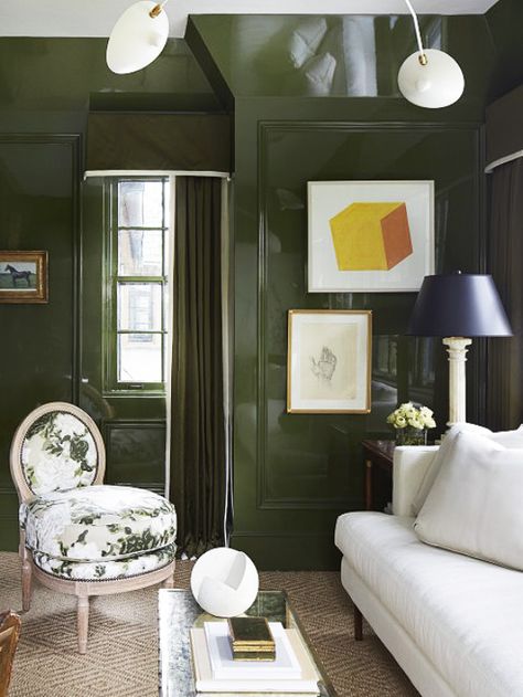 High-gloss green lacquer living room walls on Thou Swell @thouswellblog Green Walls Living Room, Dark Green Living Room, Farrow & Ball, Living Room Wall Designs, Lacquered Walls, Dark Green Walls, Sitting Room Design, Luxurious Room, Green Walls