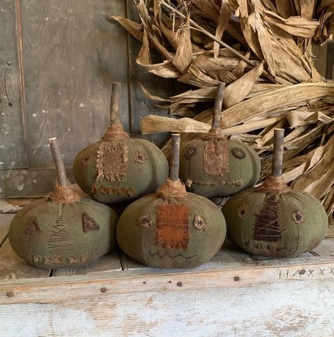 Fall Primitives, Primitive Fall Crafts, Prim Halloween, Primitive Pumpkins, Primitive Halloween Decor, Primitive Fall Decor, Primitive Autumn, Fall Sewing Projects, Halloween Dolls