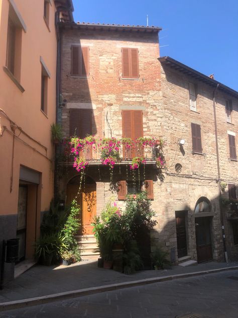 Small Italy House, Small Apartment Italy, Italy Buildings Aesthetic, Houses In Italy Countryside, Small Town In Italy, Small Italian House Exterior, Small Italian Town, Old Italian House Aesthetic, Apartments In Italy