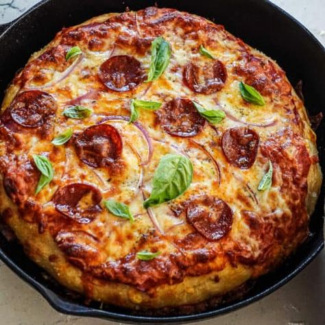 Cast Iron Pizza Recipe, Skillet Pizza Recipe, Iron Skillet Pizza, Cast Iron Skillet Pizza, Baked Pizza, Cast Iron Pizza, Skillet Pizza, Cast Iron Griddle, Cooking Pizza