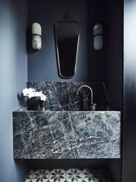 Villa Am Meer, Blue Bathrooms Designs, Dark Bathroom Ideas, Dark Bathrooms, Bathroom Design Trends, Powder Room Design, Bathroom Color, Bathroom Trends, Blue Bathroom