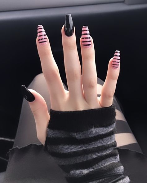 Styl Emo, Ongles Goth, Nails Grunge, Punk Nails, Anime Nails, Goth Nails, Edgy Nails, Grunge Nails, Nail Swag