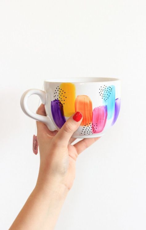 Decoracion artesanal 15 tazas pintadas a mano para alegrarte las mañanas | Servicolor Diy Christmas Mugs, Vasos Vintage, Diy Keramik, Pottery Design, Design Page, Diy Mugs, Cerámica Ideas, Hand Painted Mugs, Pottery Painting Designs