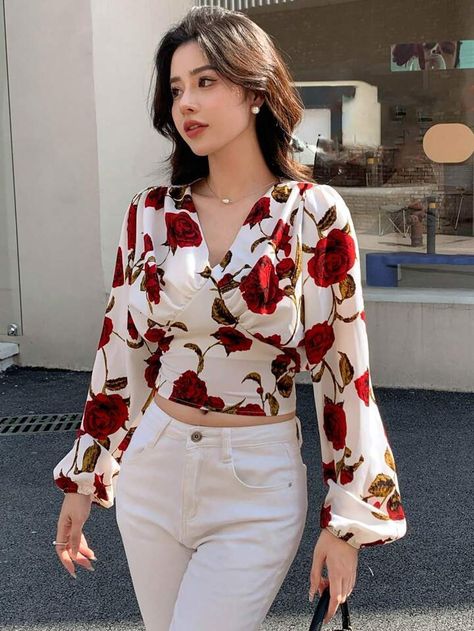 London Fashion Weeks, Birthday Tops For Women, Red Blouse Outfit, Colorful Vibes, Áo Crop Top, Red Floral Top, Long Crop Top, Blouse Sale, Classy Casual Outfits