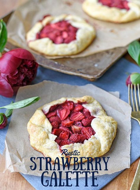 Gorgeous Rustic Strawberry Galette Recipe - the perfect summer dessert! Doesn't this make you want to lick the screen? Strawberry Galette Recipe, Strawberry Galette, Dessert Pie, Gluten Free Crust, Galette Recipe, Food Summer, Easy Summer Desserts, Flaky Crust, Supper Club