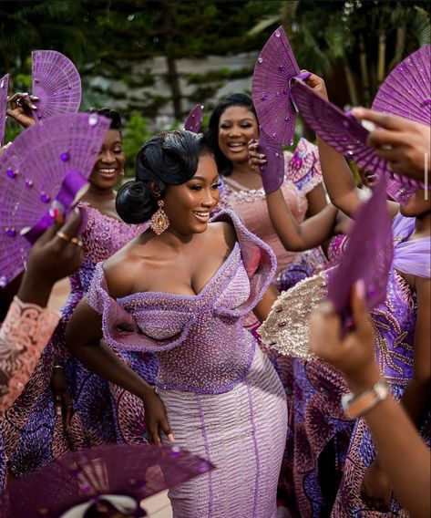 Queen Attire, Ghana Traditional Wedding, Nigerian Traditional Dresses, Bridal Train, African Bridesmaids, Ghanaian Wedding, South African Traditional Dresses, Nigerian Wedding Dress, African Bridal Dress