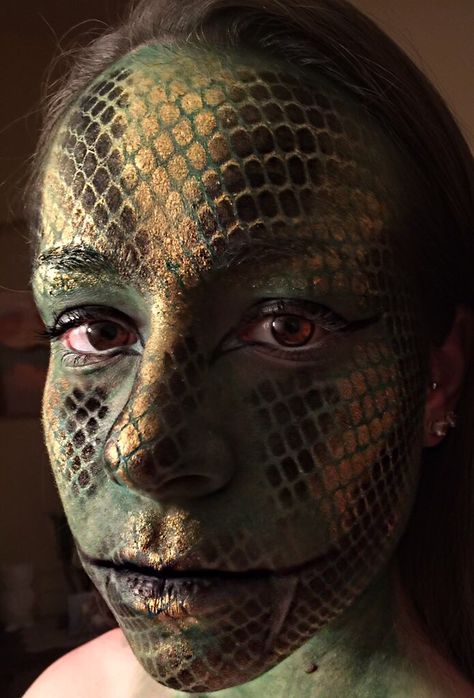 Recreation of Glam & Gore's snake skin tutorial                                                                                                                                                                                 More Crocodile Makeup Halloween, Dinosaur Makeup Women, Reptilian Makeup, Snake Halloween Makeup, Snake Eye Makeup, Snake Makeup Look, Reptile Makeup, Snake Skin Makeup, Lizard Makeup