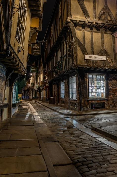 Old Buildings Aesthetic, Old English Town, Britain Aesthetic, The Shambles, Dark Academia Home, England Aesthetic, York Uk, Explorers Club, Medieval England