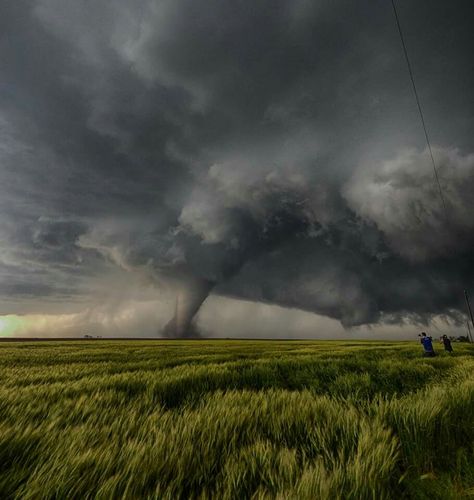 The people in the corner makw this picture 10 times better Tornado Pictures, Storm Chasing, Storm Photography, Dodge City, Wild Weather, Mountain Photos, Weather Photos, Storm Clouds, Natural Phenomena