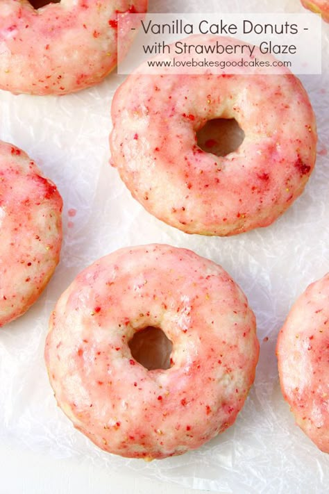 These Vanilla Cake Donuts with Strawberry Glaze are perfect for breakfast or a snack! They're easy to make and the glaze is made with fresh strawberries! So yummy! Strawberry Donuts Recipe, Strawberry Doughnut, Strawberry Donut, Strawberry Things, Baked Doughnuts, Strawberry Donuts, Strawberry Glaze, Cronut, Doughnut Cake