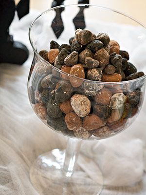 Graveyard Gravel from Better Homes & Gardens Edible Rocks, Halloween Party Desserts, Chocolate Crumble, Easy Halloween Party, Vanilla Marshmallows, Halloween Party Snacks, Halloween Sweets, Pumpkin Candy, Snacks Für Party