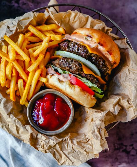 Classic All-American Cheeseburger with Cheddar Cheese and topped with burger sauce, lettuce, tomatoes, and onion. How to make the best homemade grilled cheeseburger...just like the In-N-Out Double-Double! Modern Honey, Gourmet Hot Dogs, Cheeseburger Recipe, Roasted Jalapeno, Big Burgers, Chewy Sugar Cookies, Cheesecake Cupcakes, Homemade Burgers, Food Lab