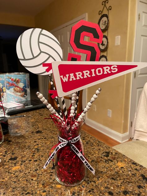 Volleyball Party Decorations Diy, Volleyball Tournament Table Decorations, Hockey Banquet Decorations, School Spirit Centerpieces, Volleyball Awards Banquet, Volleyball Balloon Bouquet, Sports Banquet Centerpieces Diy, High School Sports Banquet Centerpieces, Sports Banquet Decor