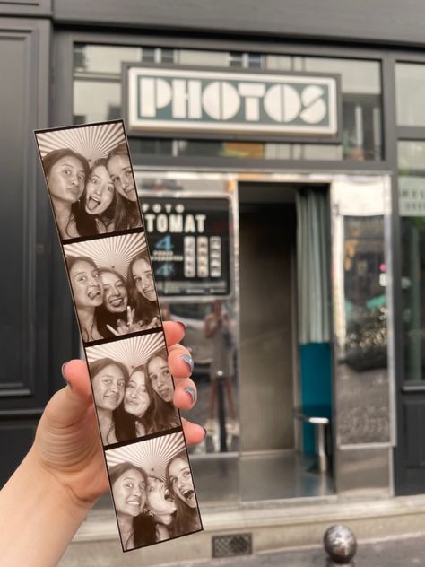 Cute Photobooth Pictures, Pictures In Paris, Paris Mood Board, Fashion Aesthetic Summer, Photobooth Pictures, Paris Metro, Paris Summer, Europe Photos, Paris Aesthetic