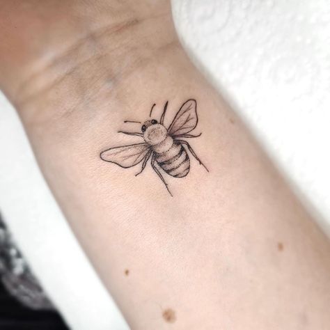 Cute Small Earthy Tattoos, Bee Stamp Tattoo, Bee Tattoo Neck, Fineline Bee Tattoo, Fine Line Bee Tattoo, Small Earthy Tattoos, Bee Tattoos, Americana Tattoo, Earthy Tattoos