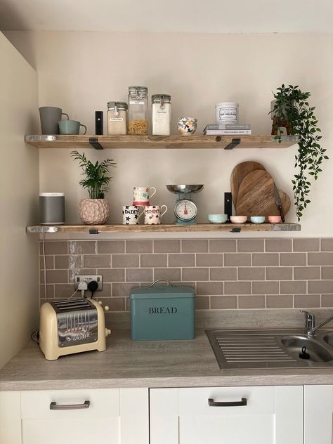 Scandi Kitchen, Kitchen 2021, 1st House, Kitchen Shelf Decor, Kitchen Wall Shelves, Scaffold Boards, Deco Studio, Regal Design, Wall Shelves Design